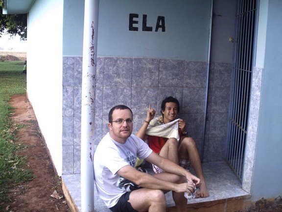 Essa foto recebi hoje. Nela estou eu e o Pierin Junior esperando pra tomar banho quente no banheiro feminino, durante a peregrinação pelo Caminho de Peabiru. (Canjarana, 11/10/2008)