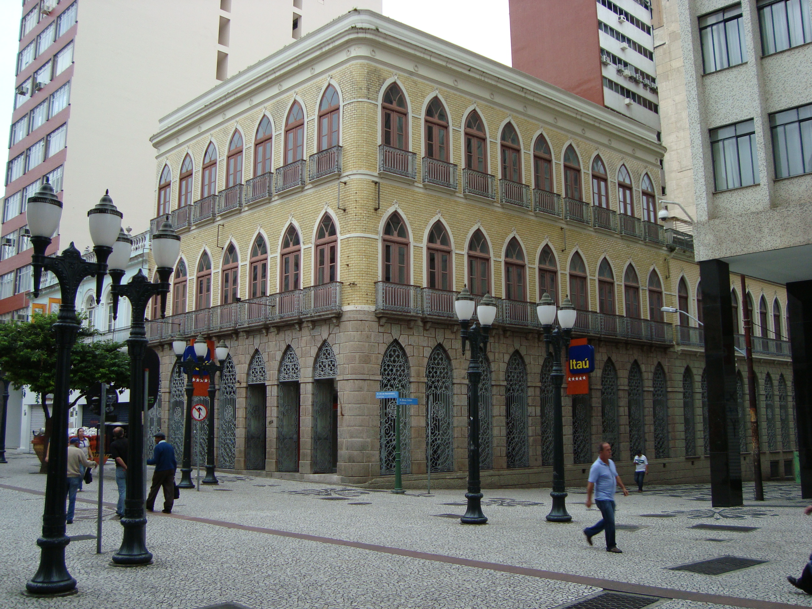 Prédio da primeira agencia do Banestado em Curitiba.