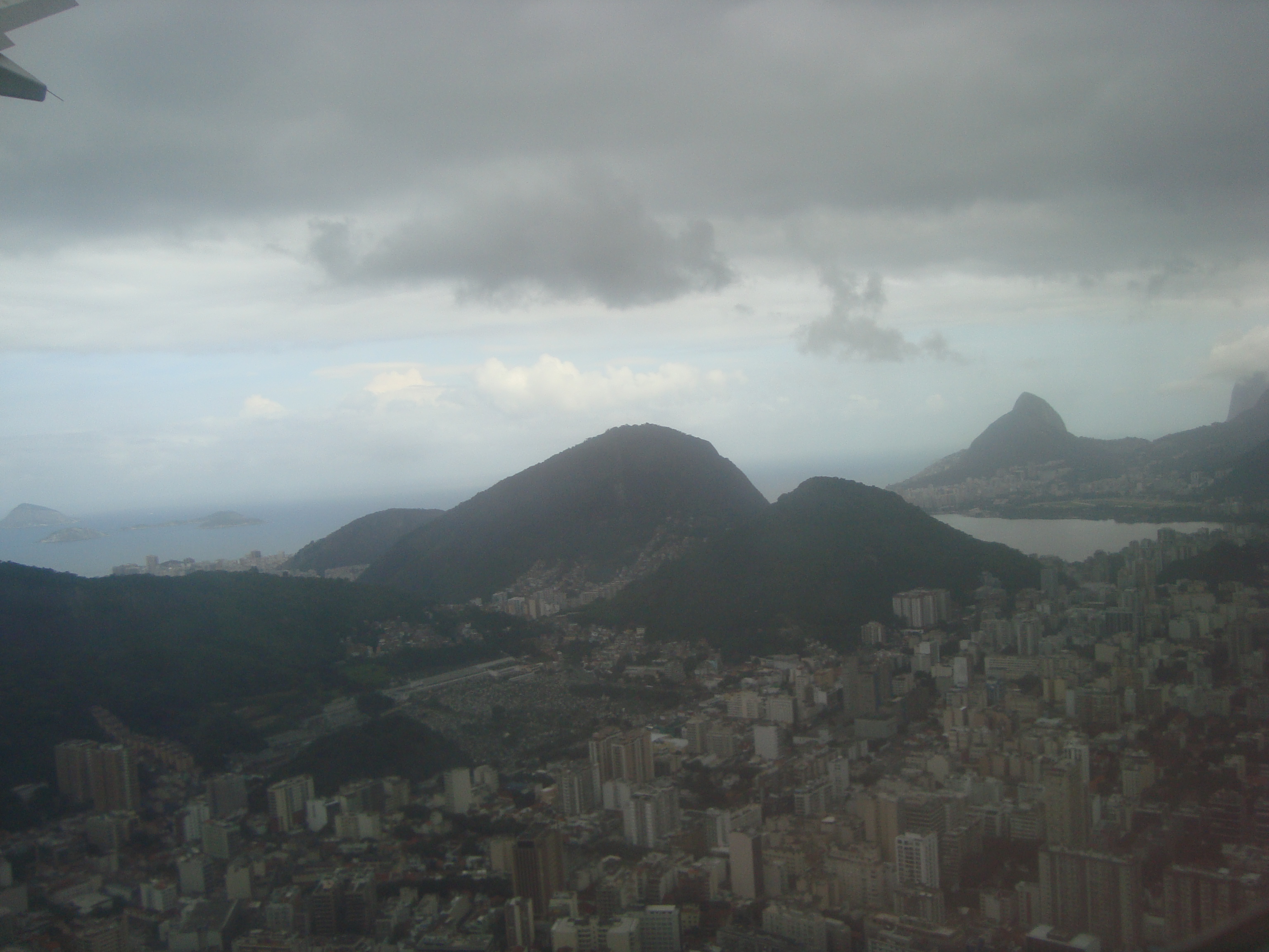 Sobrevoando a cidade do Rio de Janeiro. (07/05/2009)
