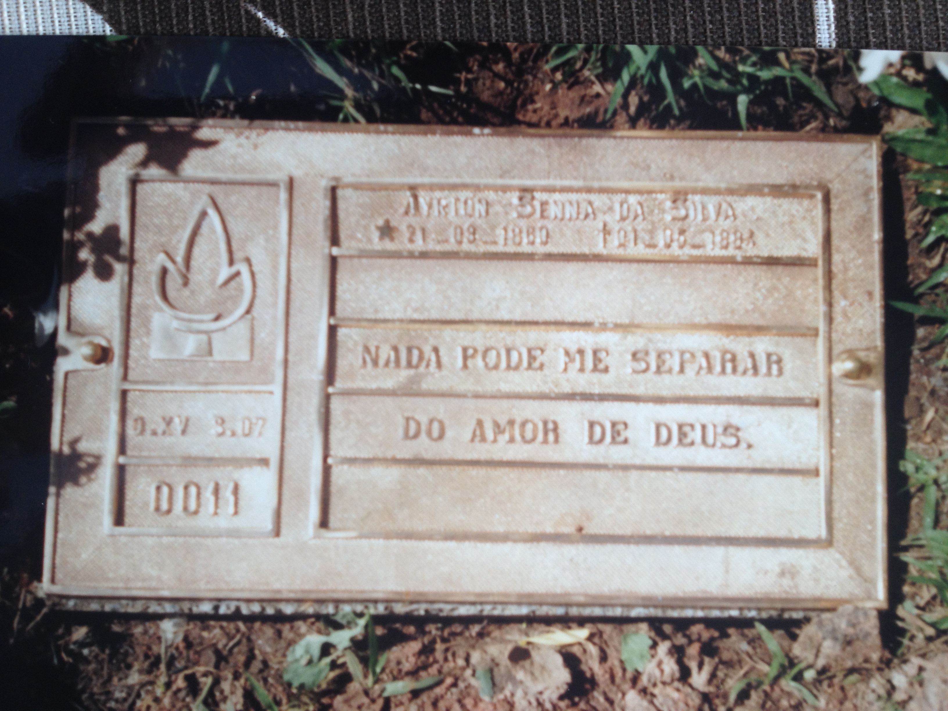 Lápide de Ayrton Senna (Cemitério do Morumbi - São Paulo) 1985.